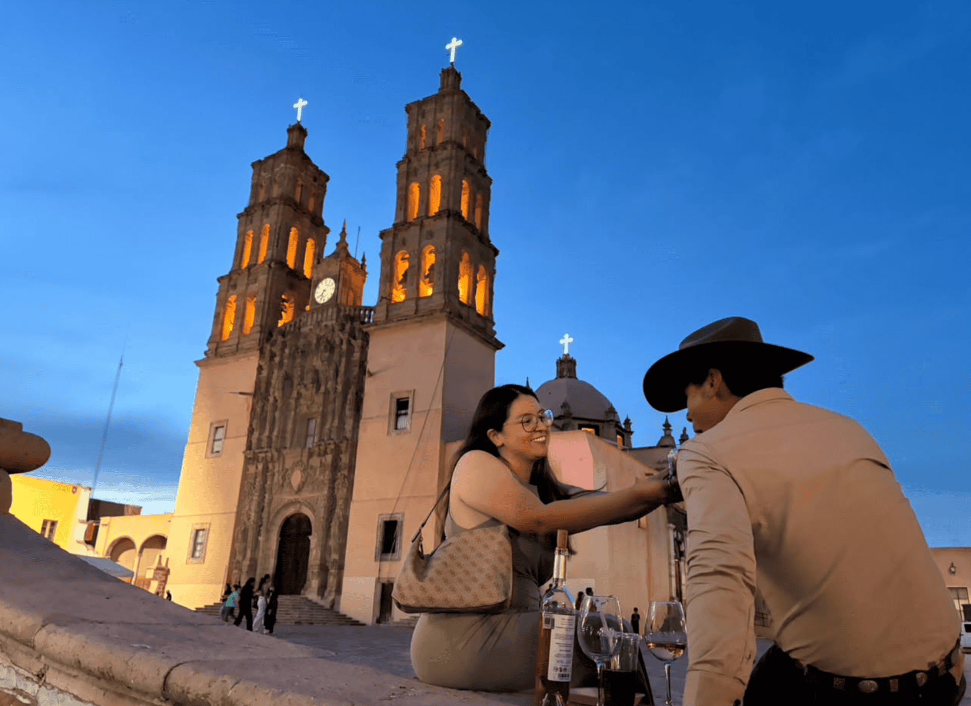 Pareja disfrutando en la Plaza de Guanajuato durante las Vendimias 2026.